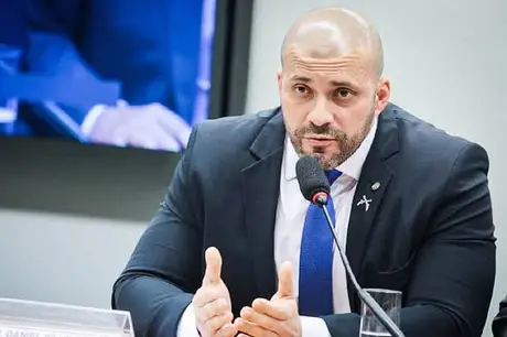 TRE-RJ pune candidato ao Senado Daniel Silveira