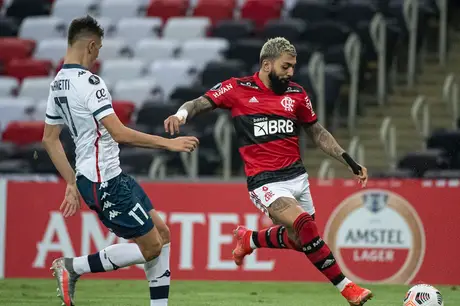 Flamengo inicia disputa com Vélez por vaga na final da Libertadores