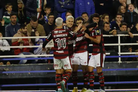 Pedro brilha e comanda goleada do Flamengo sobre Vélez
