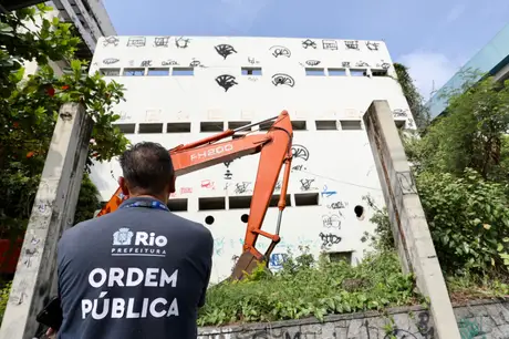 Prefeitura do Rio derruba primeiro prédio da antiga Universidade Gama Filho para a construção do Parque Piedade