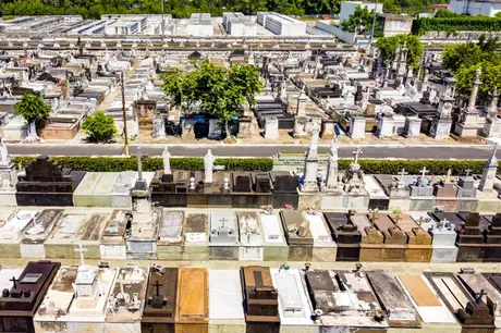 Cemitérios de São Gonçalo começam a ser preparados para visitas do Dia de Finados
