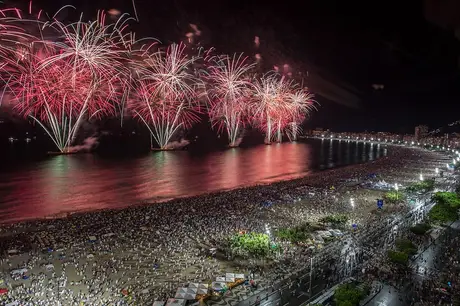  Espetáculo do Réveillon tem estimativa de dois milhões de pessoas nas areias de Copacabana, segundo levantamento