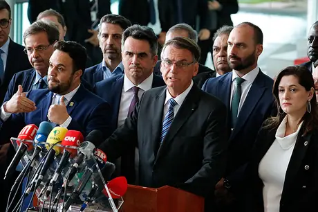 Bolsonaro distribui cargos públicos a 41 aliados no fim do governo