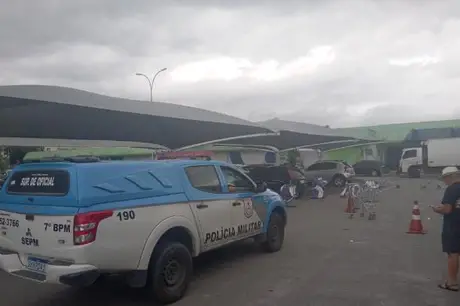 Policial militar é baleado em estacionamento de supermercado em São Gonçalo