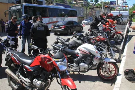 Mais de 400 condutores são abordados em blitz e veículos são apreendidos em diferentes bairros de São Gonçalo
