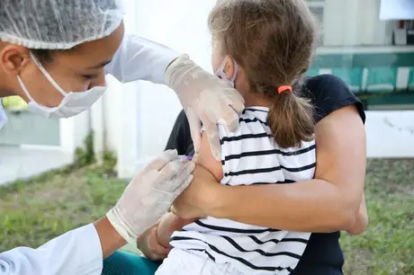 São Gonçalo retoma vacinação contra Covid-19 em bebês e crianças