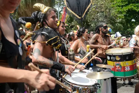 Blocos pós-carnaval animam as ruas do Rio de Janeiro no fim de semana