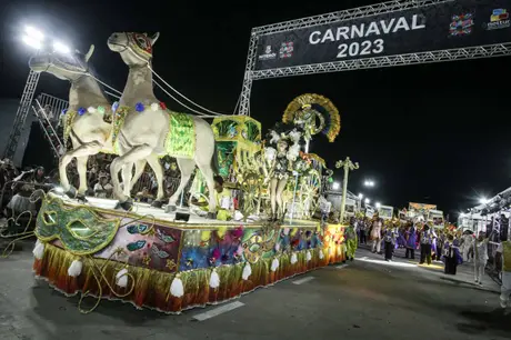 Niterói escolhe as campeãs do desfile das escolas de samba nesta terça