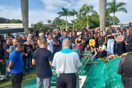Sob forte comoção, policial morto atropelado na Ponte Rio-Niterói é enterrado