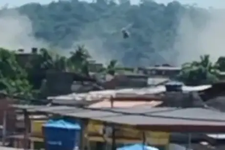 Helicóptero da polícia é alvo de tiros em operação no Complexo do Salgueiro, em São Gonçalo; veja imagens