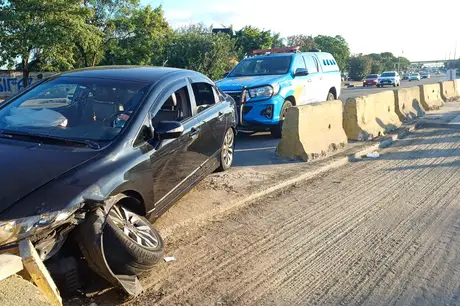 Motorista morre após colidir em estrutura de concreto na Avenida Brasil