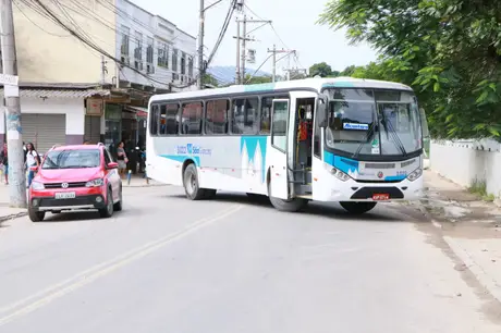 Após desapropriação ônibus são usados para bloquear diferentes ruas de São Gonçalo