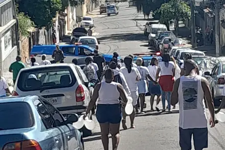 Família de jovem baleado durante ação da PM faz protesto em Niterói