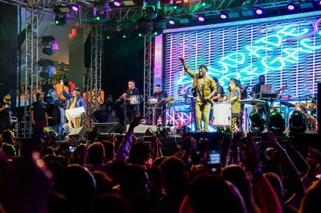 Pixote levanta o público com grandes sucessos no segundo dia de shows em Itaboraí