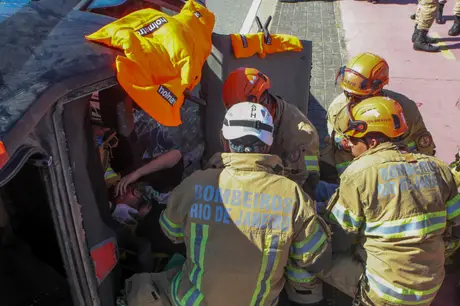 Corpo de Bombeiros do Rio promove simulação de resgate em evento do Maio Amarelo