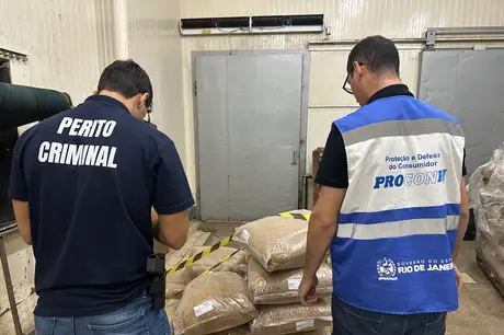 Cerca de duas toneladas e meia de alimentos impróprios é inutilizado e frigorífico é interditado no Rio