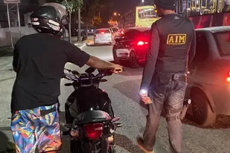 Motociclista é preso ao conduzir moto com placa coberta por cartão, em São Gonçalo