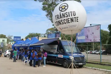 Caminhoneiros participam de ação de saúde e educação no trânsito em São Gonçalo 