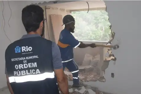 Prédio erguido irregularmente é demolido na Ilha da Gigoia: prejuízo é de R$ 4 milhões
