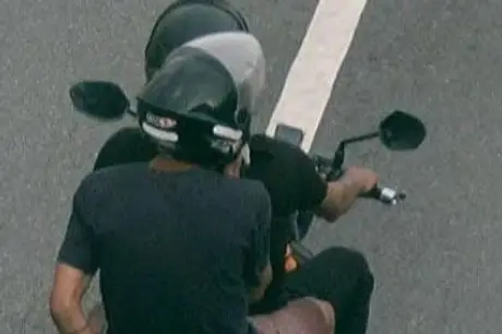Polícia localiza moto usada por criminosos do Rio para realizar furtos em Niterói 