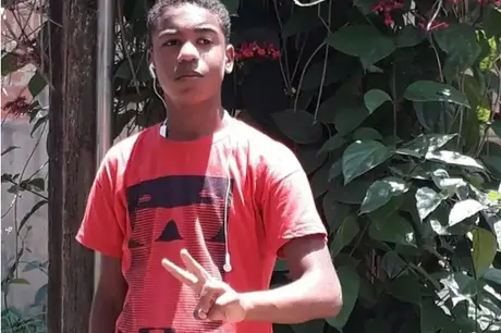 Adolescente atingido por bala perdida enquanto voltava da escola em São Gonçalo será sepultado nesta quarta