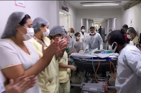Captação de órgãos de jovem atingida por avião no Rio tem homenagem de médicos e enfermeiros