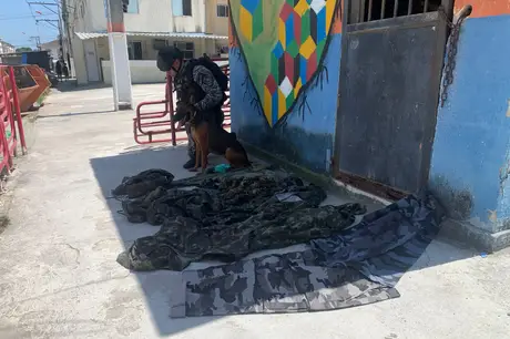 Polícia apreende fardas camufladas abandonadas por traficantes em Maricá