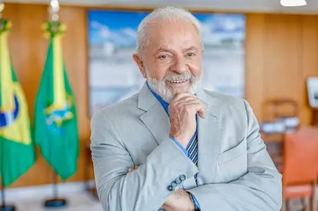Lula dá os primeiros passos após cirurgia