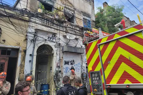 Famílias desocupam prédio às presas após desabamento em Niterói