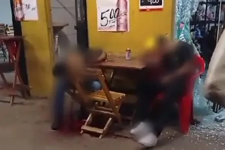 Pai e filho são mortos a tiros em mesa de bar 