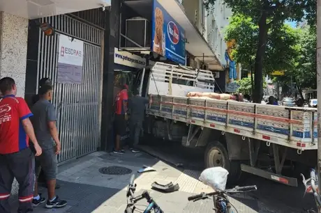 Rio: Caminhão desgovernado invade loja e deixa ferido em Botafogo