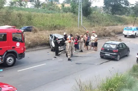 Carro capota, invade pista contrária e deixa feridos na RJ-104, em São Gonçalo
