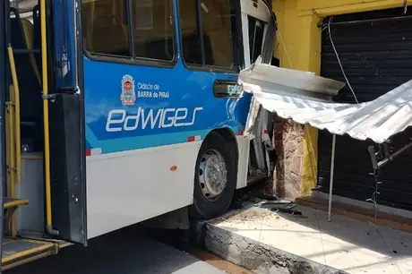 Motorista e passageira ficam feridos após ônibus bater violentamente em parede de padaria