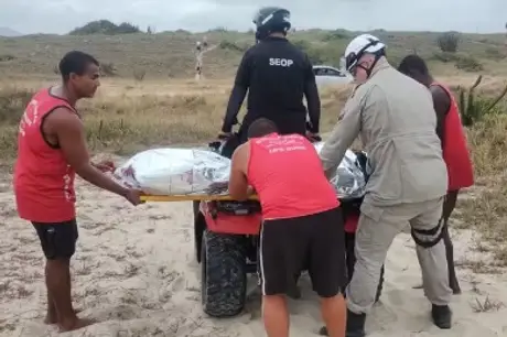 Piloto de paramotor cai no mar e morre afogado em Maricá 