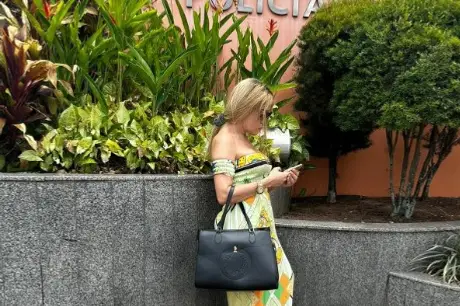 Mulher Abacaxi presta depoimento na delegacia de Maricá após acusar ex-marido de golpe de mais de R$ 37 mil
