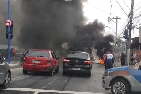 Manifestantes usam fogo em protesto contra a falta em São Gonçalo