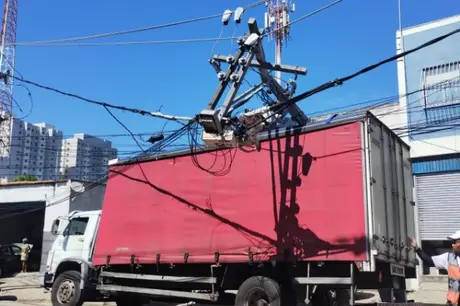 Poste com transformador cai em cima de caminhão em Niterói 