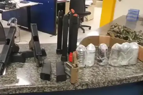 Bandidos são presos com granadas e armamentos de guerra em via expressa do Rio