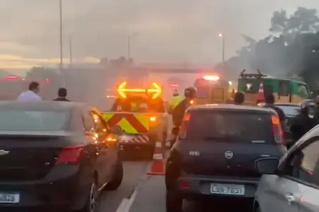 Carro colide em caminhão e pega fogo na BR-101, em São Gonçalo 