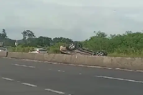 Carro capota, atravessa a pista oposta e fica com as rodas para cima na rodovia RJ-106, em Maricá; veja vídeo