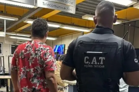 Motorista de app é preso após trancar passageira dentro de carro por conta de discordância no valor da passagem em Niterói 