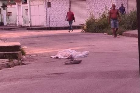 Homem é encontrado morto com marcas de tiros no meio da rua em Almerinda, São Gonçalo 