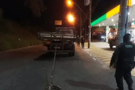 Criminosos usam caminhão para tentar roubar 1 tonelada de cabo e provocam acidente em Alcântara, São Gonçalo