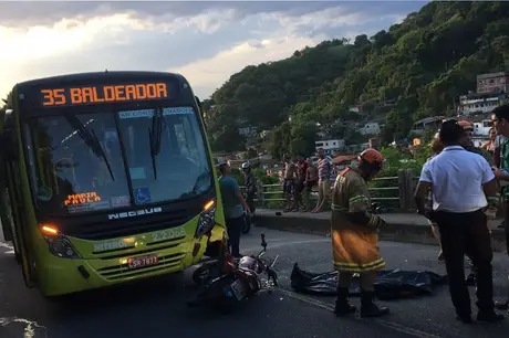 Motociclista morre durante acidente com ônibus em Niterói