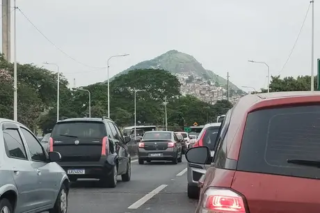 Ponte Rio-Niterói apresenta lentidão na manhã desta segunda-feira