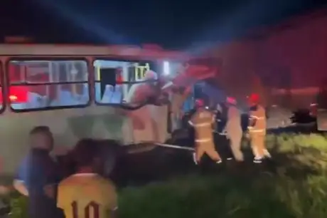 Acidente entre ônibus e carreta deixa feridos na BR-116, em Barra Mansa; vídeo 