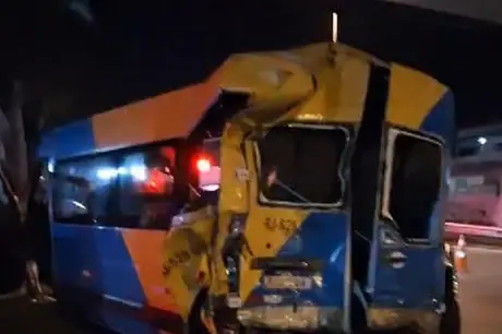 Acidente entre van e caminhão deixa 14 feridos na BR-116, em Duque de Caxias