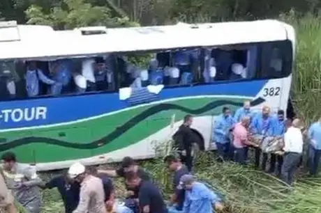 Ônibus capota na BR-101 e deixa 25 feridos no Rio; cinco em estado grave 
