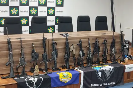 Milicianos presos na Avenida Brasil portavam arma com brasão da polícia dos Estados Unidos 