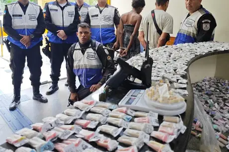 Casal é preso com arma e grande quantidade de drogas na Região Oceânica de Niterói